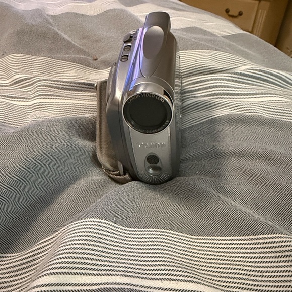 Canon Silver Digital Camcorder with 25x Optical Zoom - Picture 6 of 14